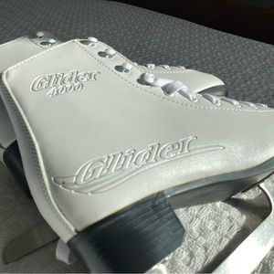 Glider 4000 Ice skates, like brand new no tags, size 6
